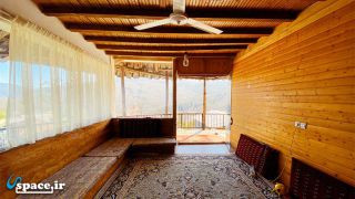 نمای داخلی نشیمن شیشه ای - اقامتگاه ایران منش - پل سفید - روستای اساس